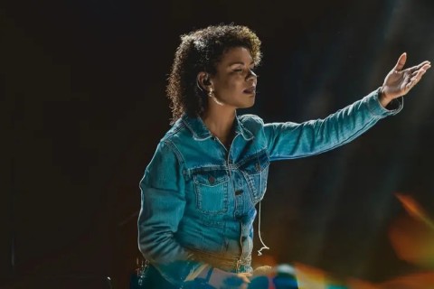 Nívea Soares relança o clássico “Santo” em nova versão ao vivo