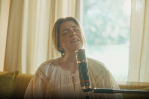 Laura Souguellis lança “Se Eles Soubessem”, em novo projeto